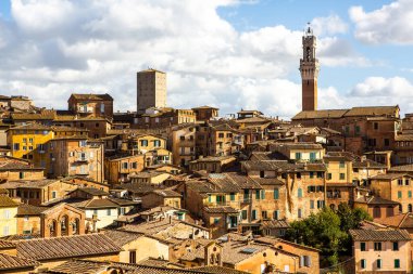 İtalya 'nın Siena kentindeki güzel siyahi ve ortaçağ caddesi