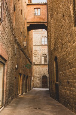 İtalya 'nın Siena kentindeki güzel siyahi ve ortaçağ caddesi