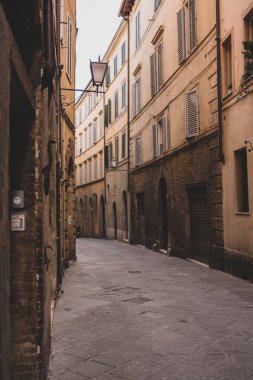 İtalya 'nın Siena kentindeki güzel siyahi ve ortaçağ caddesi