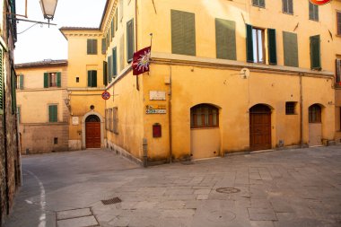 İtalya 'nın Siena kentindeki güzel siyahi ve ortaçağ caddesi