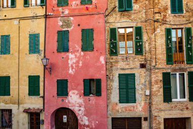 İtalya 'nın Siena kentindeki güzel siyahi ve ortaçağ caddesi
