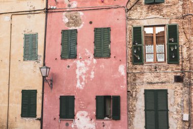 İtalya 'nın Siena kentindeki güzel siyahi ve ortaçağ caddesi