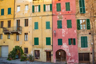 İtalya 'nın Siena kentindeki güzel siyahi ve ortaçağ caddesi