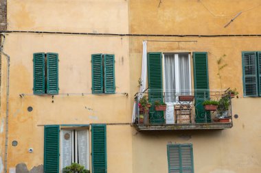 İtalya 'nın Siena kentindeki güzel siyahi ve ortaçağ caddesi