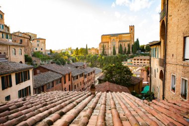 İtalya 'nın Siena kentindeki güzel siyahi ve ortaçağ caddesi
