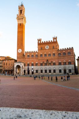 İtalya 'nın Siena kentindeki güzel siyahi ve ortaçağ caddesi