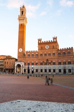 İtalya 'nın Siena kentindeki güzel siyahi ve ortaçağ caddesi