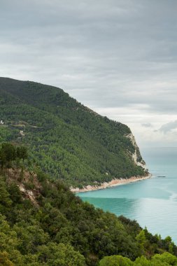 Sirolo, İtalya 'nın Marche bölgesinde Adriyatik kıyısında bulunan pitoresk bir kasabadır. Muhteşem plajları, berrak mavi suları ve büyüleyici tarihi merkezi ile tanınır..