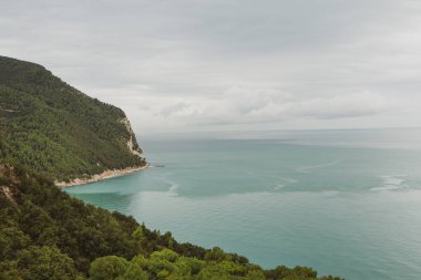 Sirolo, İtalya 'nın Marche bölgesinde Adriyatik kıyısında bulunan pitoresk bir kasabadır. Muhteşem plajları, berrak mavi suları ve büyüleyici tarihi merkezi ile tanınır..