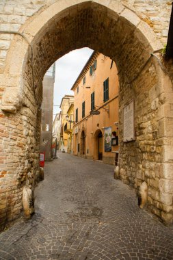 Sirolo, İtalya 'nın Marche bölgesinde Adriyatik kıyısında bulunan pitoresk bir kasabadır. Muhteşem plajları, berrak mavi suları ve büyüleyici tarihi merkezi ile tanınır..
