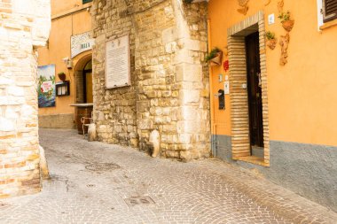 Sirolo, İtalya 'nın Marche bölgesinde Adriyatik kıyısında bulunan pitoresk bir kasabadır. Muhteşem plajları, berrak mavi suları ve büyüleyici tarihi merkezi ile tanınır..