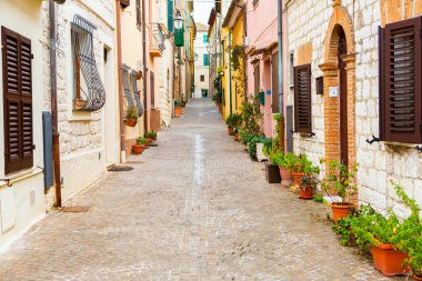 Sirolo, İtalya 'nın Marche bölgesinde Adriyatik kıyısında bulunan pitoresk bir kasabadır. Muhteşem plajları, berrak mavi suları ve büyüleyici tarihi merkezi ile tanınır..