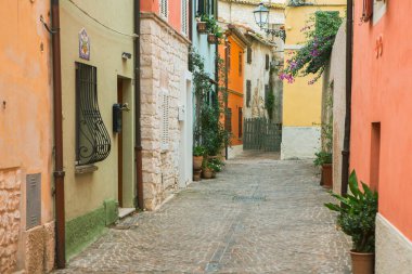 Sirolo, İtalya 'nın Marche bölgesinde Adriyatik kıyısında bulunan pitoresk bir kasabadır. Muhteşem plajları, berrak mavi suları ve büyüleyici tarihi merkezi ile tanınır..