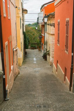 Sirolo, İtalya 'nın Marche bölgesinde Adriyatik kıyısında bulunan pitoresk bir kasabadır. Muhteşem plajları, berrak mavi suları ve büyüleyici tarihi merkezi ile tanınır..