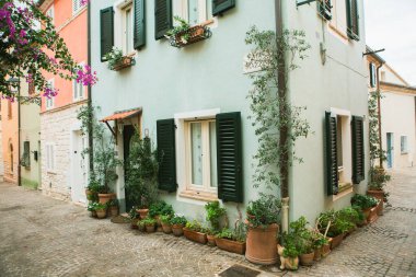 Sirolo, İtalya 'nın Marche bölgesinde Adriyatik kıyısında bulunan pitoresk bir kasabadır. Muhteşem plajları, berrak mavi suları ve büyüleyici tarihi merkezi ile tanınır..