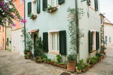 Sirolo, İtalya 'nın Marche bölgesinde Adriyatik kıyısında bulunan pitoresk bir kasabadır. Muhteşem plajları, berrak mavi suları ve büyüleyici tarihi merkezi ile tanınır..