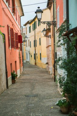 Sirolo, İtalya 'nın Marche bölgesinde Adriyatik kıyısında bulunan pitoresk bir kasabadır. Muhteşem plajları, berrak mavi suları ve büyüleyici tarihi merkezi ile tanınır..