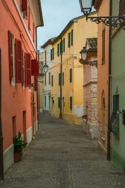 Sirolo, İtalya 'nın Marche bölgesinde Adriyatik kıyısında bulunan pitoresk bir kasabadır. Muhteşem plajları, berrak mavi suları ve büyüleyici tarihi merkezi ile tanınır..