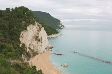 Sirolo, İtalya 'nın Marche bölgesinde Adriyatik kıyısında bulunan pitoresk bir kasabadır. Muhteşem plajları, berrak mavi suları ve büyüleyici tarihi merkezi ile tanınır..