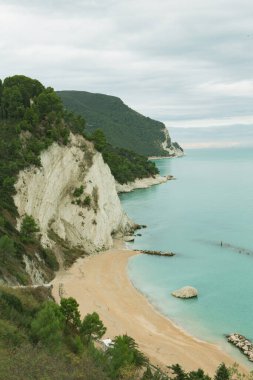 Sirolo, İtalya 'nın Marche bölgesinde Adriyatik kıyısında bulunan pitoresk bir kasabadır. Muhteşem plajları, berrak mavi suları ve büyüleyici tarihi merkezi ile tanınır..