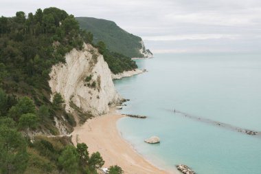 Sirolo, İtalya 'nın Marche bölgesinde Adriyatik kıyısında bulunan pitoresk bir kasabadır. Muhteşem plajları, berrak mavi suları ve büyüleyici tarihi merkezi ile tanınır..