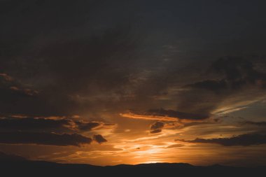 Gün batımında gökyüzünün sıcak ve renkli aydınlığı.