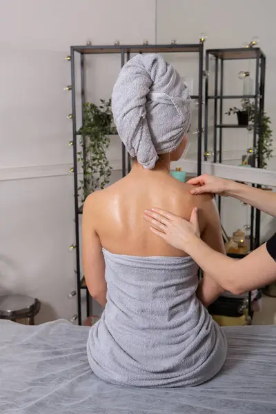 Junge Frau Bekommt Rückenmassage Einem Wellness Salon Schönheitsbehandlungskonzept — Stockfoto
