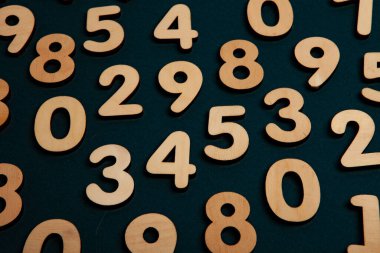 Rakamların geçmişi. Sıfırdan dokuza kadar. Sayıların dokusu. Mali veri kavramı. Matematik. Sayılarla kusursuz desen. finansal kriz konsepti. İş başarısı.