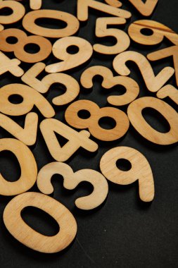 Beyaz arka planda renkli plastik numaralar. 0 'dan 9' a kadar olan sayılar. Sayılarla kusursuz desen. finansal kriz konsepti. İş başarısı.