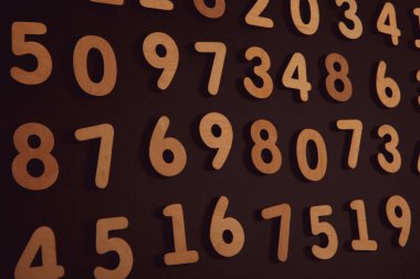 Rakamların geçmişi. Sıfırdan dokuza kadar. Sayıların dokusu. Mali veri kavramı. Matematik. Sayılarla kusursuz desen. finansal kriz konsepti. İş başarısı.