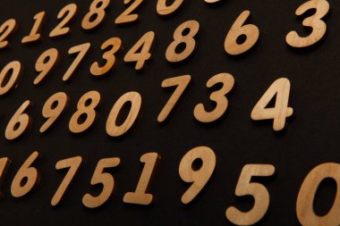 Rakamların geçmişi. Sıfırdan dokuza kadar. Sayıların dokusu. Mali veri kavramı. Matematik. Sayılarla kusursuz desen. finansal kriz konsepti. İş başarısı.