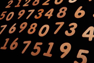 Rakamların geçmişi. Sıfırdan dokuza kadar. Sayıların dokusu. Mali veri kavramı. Matematik. Sayılarla kusursuz desen. finansal kriz konsepti. İş başarısı.