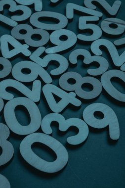 Rakamların geçmişi. Sıfırdan dokuza kadar. Sayıların dokusu. Mali veri kavramı. Matematik. Sayılarla kusursuz desen. finansal kriz konsepti. İş başarısı.