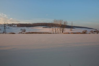 Rusya 'da soğuk kış. Sibirya 'da güzel bir gün doğumu. Soğuk kış fotoğrafı..