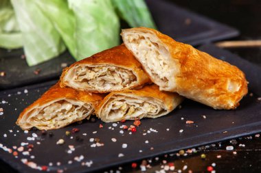 Romanya 'dan geleneksel kızarmış turta, patates, peynir ve lahana. Romanya yemekleri.