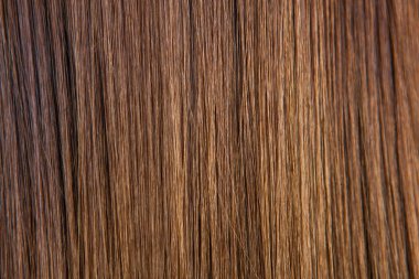 Arka plan olarak kahverengi saçı kapat. Doğal saç dokusu..