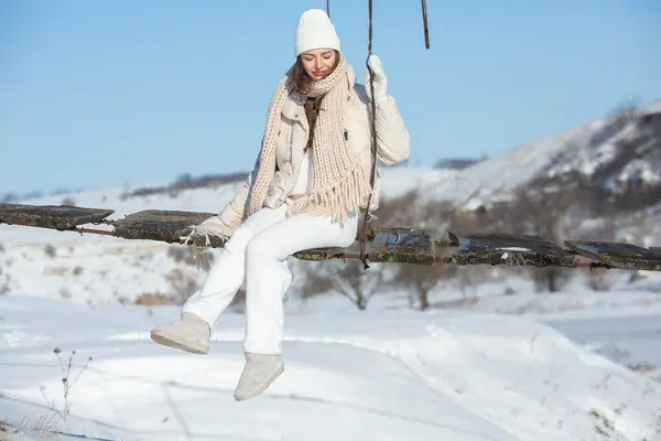 Πορτρέτο Μιας Όμορφης Νεαρής Γυναίκας Λευκά Χειμωνιάτικα Ρούχα Στη Φύση Εικόνα Αρχείου
