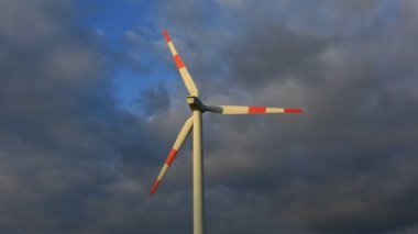 Mavi gökyüzünün arka planında rüzgar türbini. Temiz yenilenebilir enerji. Elektrik güç üretimi.