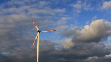 Mavi gökyüzünün arka planında rüzgar türbini. Temiz yenilenebilir enerji. Elektrik güç üretimi.