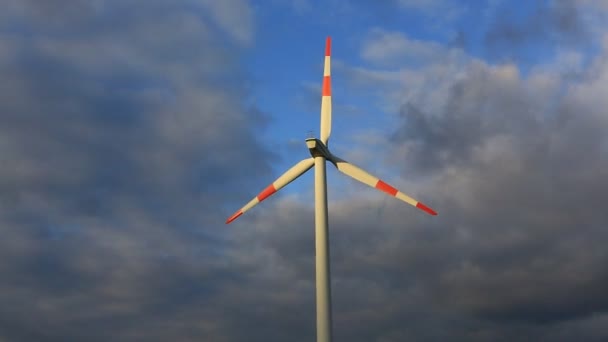 Větrná Turbína Pozadí Modré Oblohy Čistá Obnovitelná Energie Výroba Elektrické — Stock video