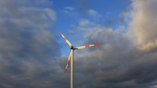 Ветрогенератор Фоне Голубого Неба Чистая Возобновляемая Энергия Производство Электроэнергии — стоковое видео