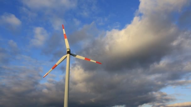 Turbina Wiatrowa Tle Błękitnego Nieba Czysta Energia Odnawialna Produkcja Energii Wideo Stockowe
