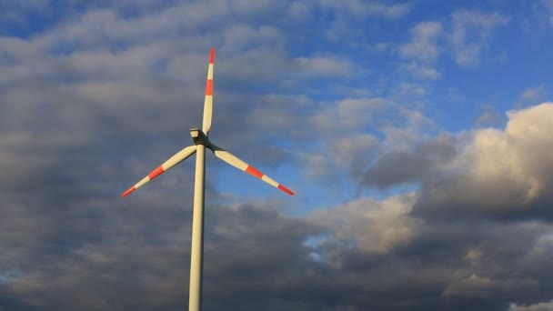 Turbina Wiatrowa Tle Błękitnego Nieba Czysta Energia Odnawialna Produkcja Energii Wideo Stockowe