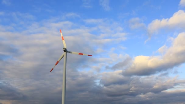青空の背景にある風力タービン クリーンな再生可能エネルギー 電力生産について — ストック動画