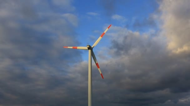 Turbina Wiatrowa Tle Błękitnego Nieba Czysta Energia Odnawialna Produkcja Energii Wideo Stockowe bez tantiem