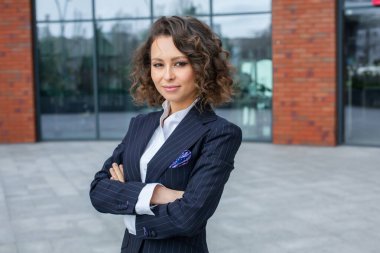 Modern iş binasının önünde başarılı bir iş kadınının portresi. Genç yönetici dışarıda poz veriyor. Kadın iş adamı..