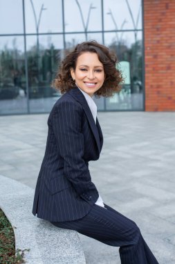 Modern iş binasının önünde başarılı bir iş kadınının portresi. Genç yönetici dışarıda poz veriyor. Kadın iş adamı..