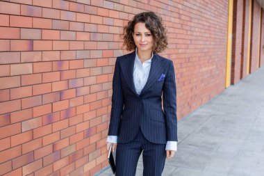 Modern iş binasının önünde başarılı bir iş kadınının portresi. Genç yönetici dışarıda poz veriyor. Kadın iş adamı..