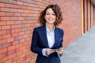 Modern iş binasının önünde başarılı bir iş kadınının portresi. Genç yönetici dışarıda poz veriyor. Kadın iş adamı..