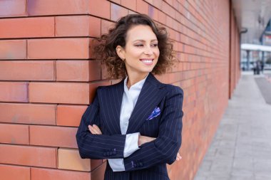 Modern iş binasının önünde başarılı bir iş kadınının portresi. Genç yönetici dışarıda poz veriyor. Kadın iş adamı..